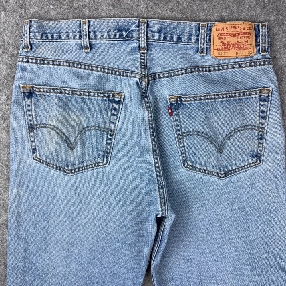 VTG Levi's Jeans Mens 38x32 Light Wash 550 Relaxed Tapered Leg Cotton 90s Y2K